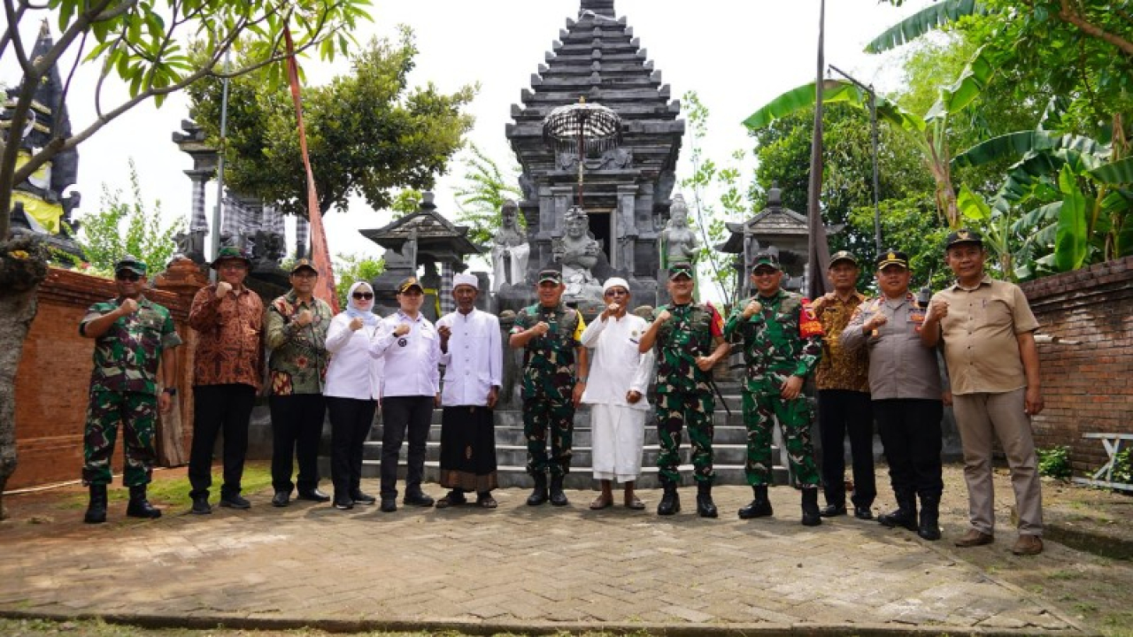 Bupati Mojokerto Gus Barra mendampingi Letjen TNI Bobby Rinal Makmun bersama forkopimda Kabupaten Mojokerto. (ist)