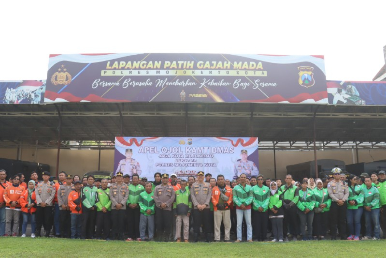 Kapolres Mojokerto Kota AKBP Herdiawan Arifianto SH.S.I.K.MH foto bersama para ojol usai apel. (ist)