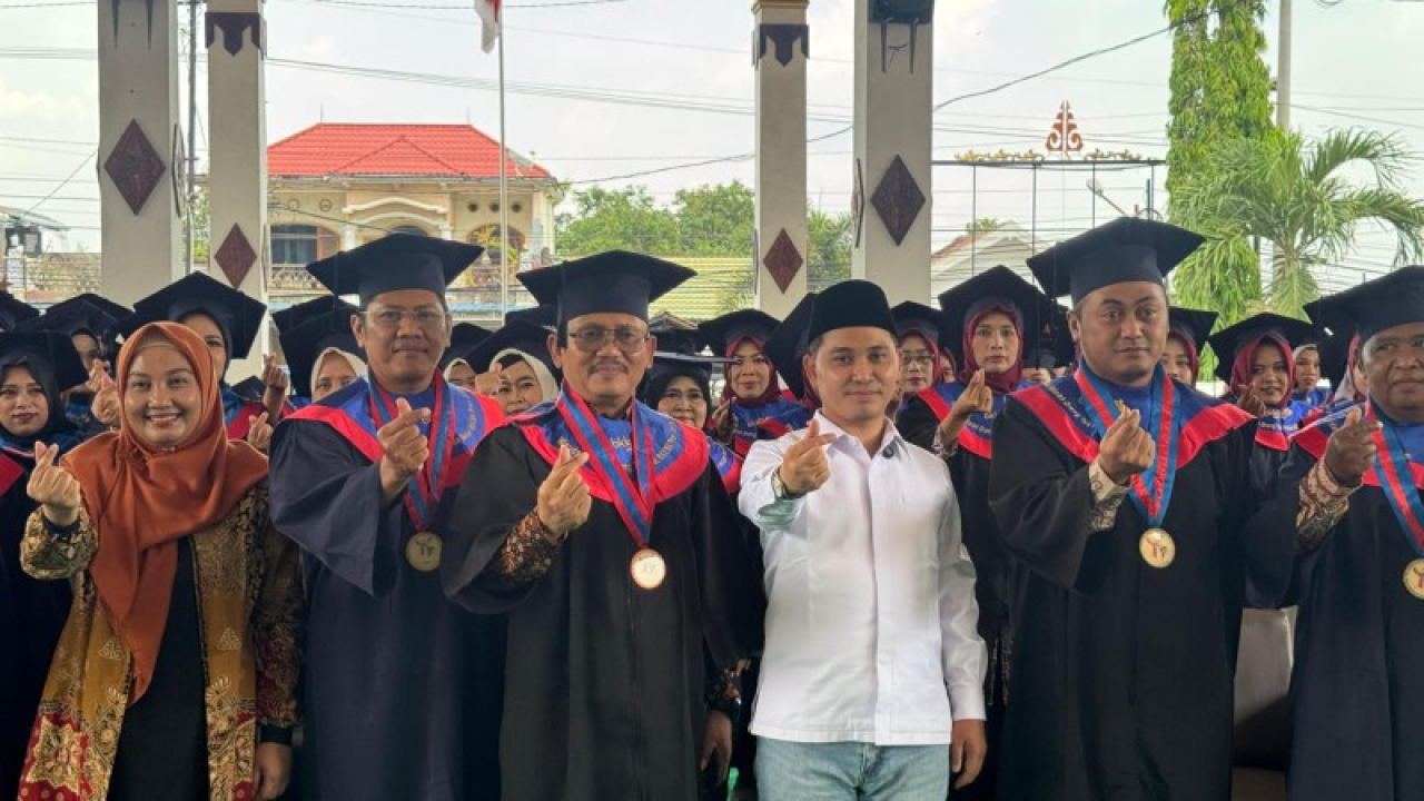 Bupati Gus Barra foto bersama para wisudawan SOTH dan Selantang warga Gondang. (ist)