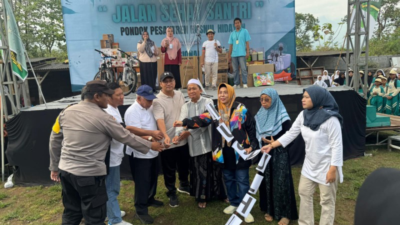 Wabup Rizal bersama jalan sehat dalam rangka hari Santri di Ponpes Husnul Hidayah Gondang. (ist)