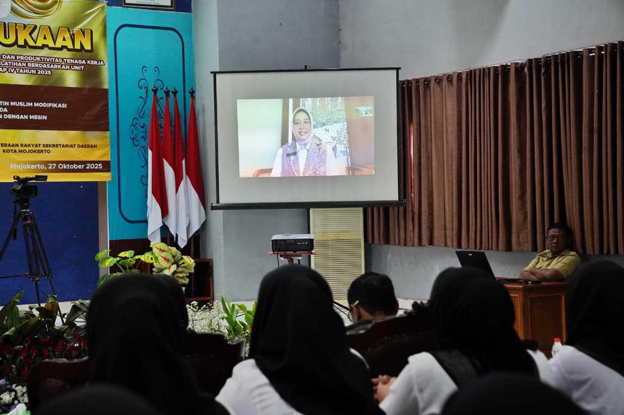 Wali Kota Mojokerto Ning Ita membuka pelatihan di BLK ini secara daring. (ist)