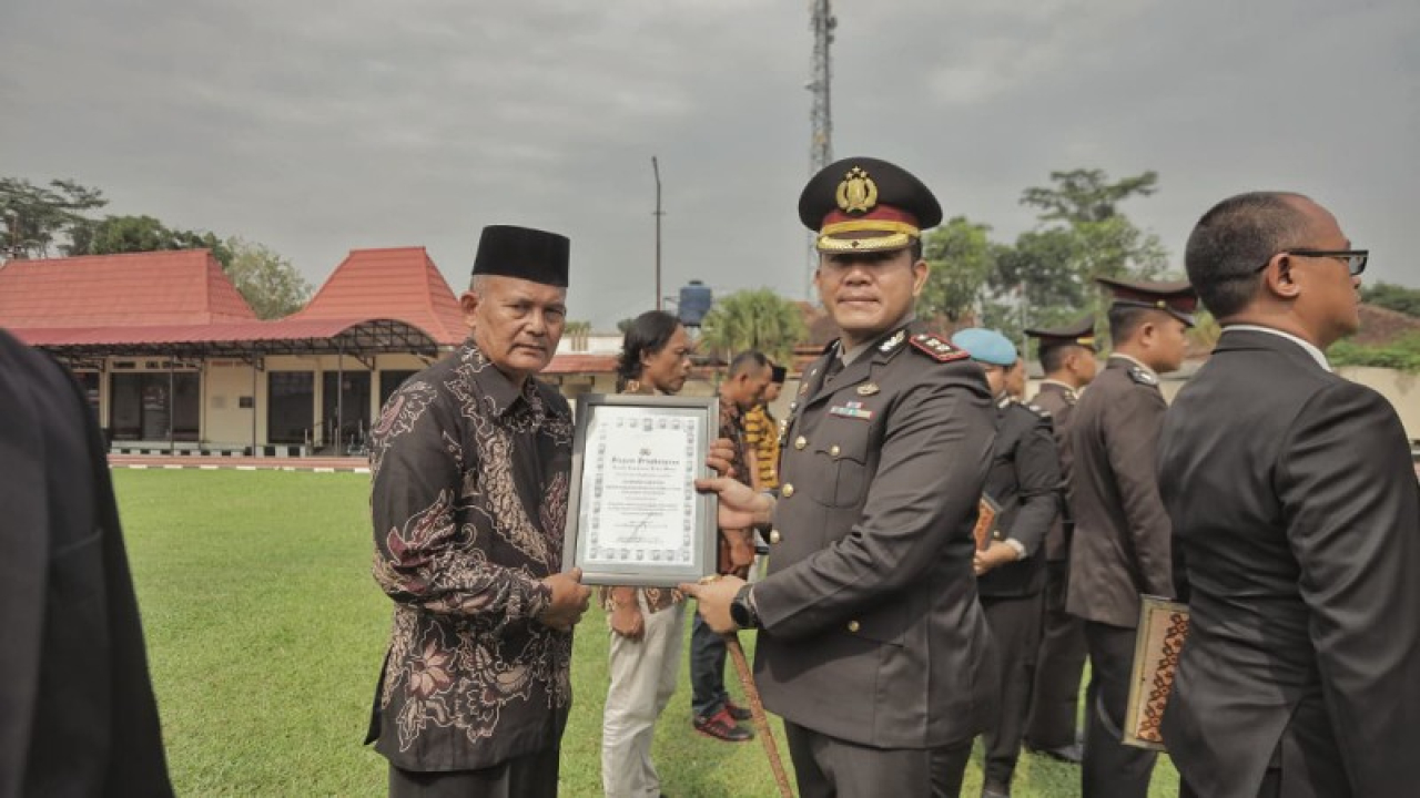 kapolres Blitar menyerahkan penghargaan kepada anggotanya yang berptestasi. (ist)