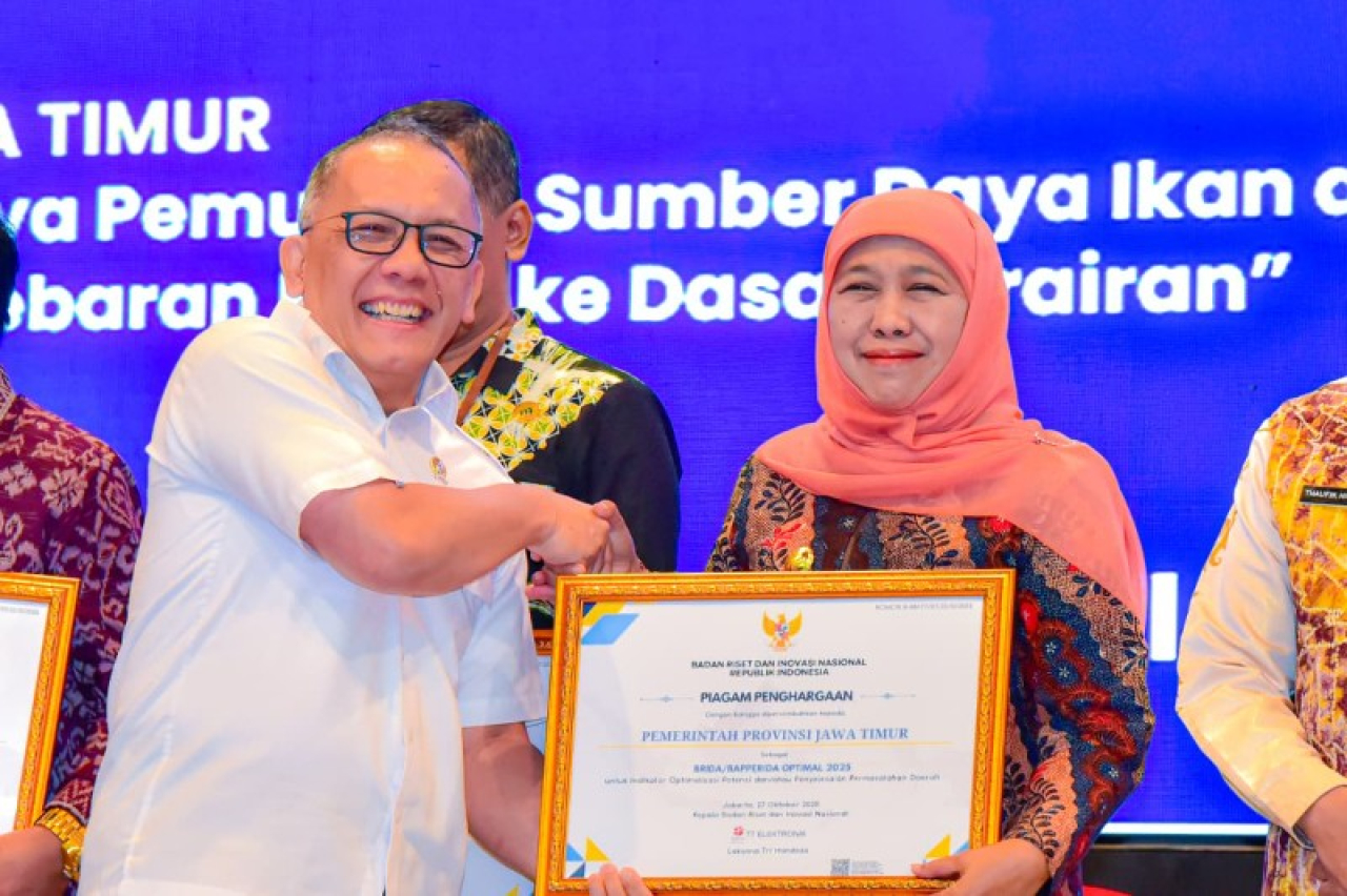 Penyrarahan penghargaan oleh Kepala BRIN Laksana Tri Handoko kepada Gubernur Jatim Khofifah Indar Parawansa dalam gelaran Apresiasi BRIDA/BAPPERIDA Optimal 2025 di Gefung BJ Habibie Jakarta. (ist)