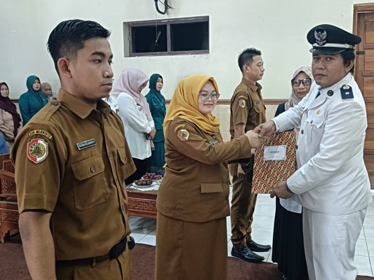 Ada 3 orang perangkat desa yang baru dilantik ; Muhammad Diva Erlamgga Putra, Nadyah Qoniatur Rizkiyah, Anang Ma' ruf Prasetyo. (ist)