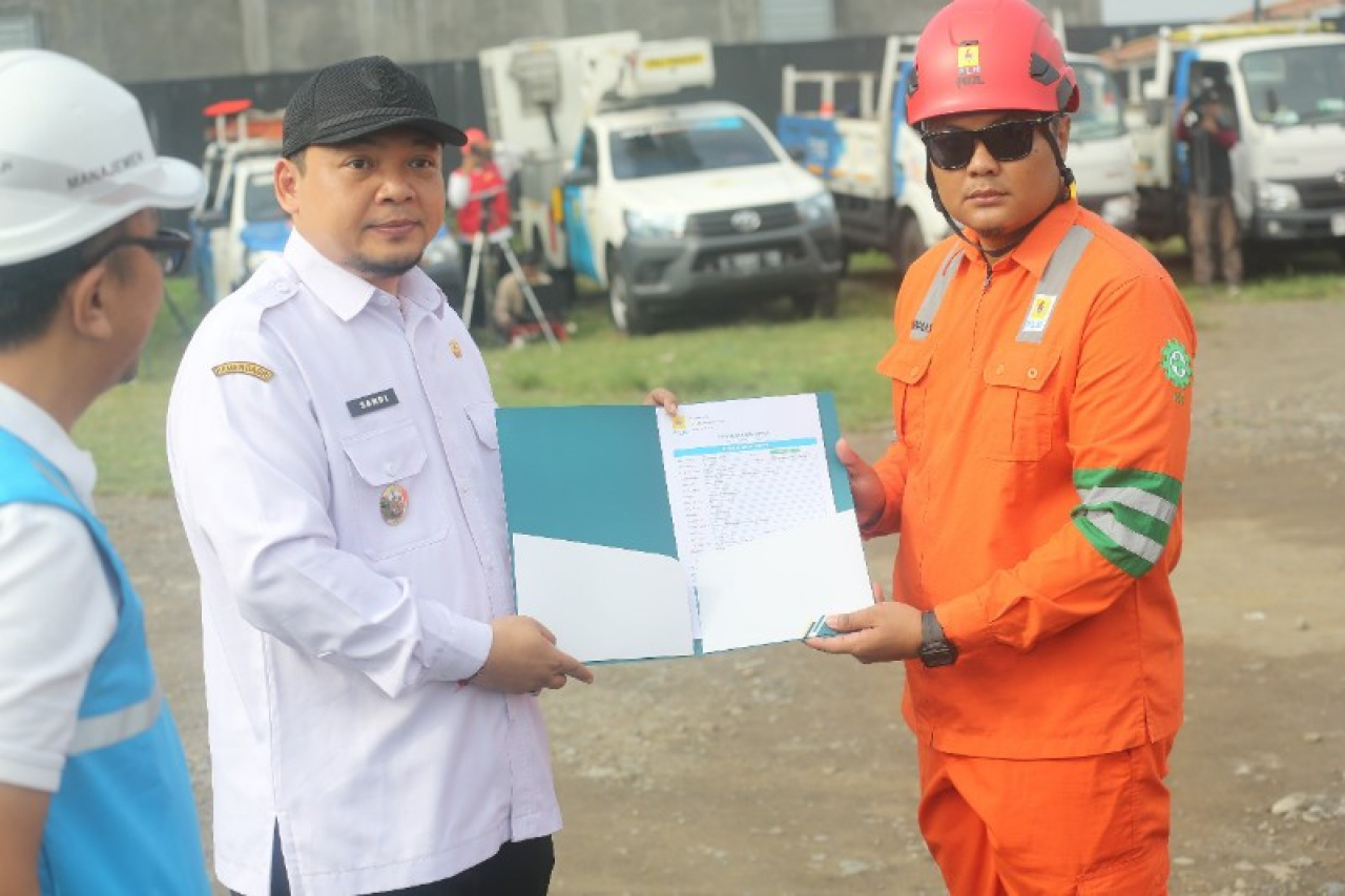 Wawali Mojokerto Cak Sandi menerima dokumen rencana Maraton dari PLN Cabang Mojokerto. (ist)