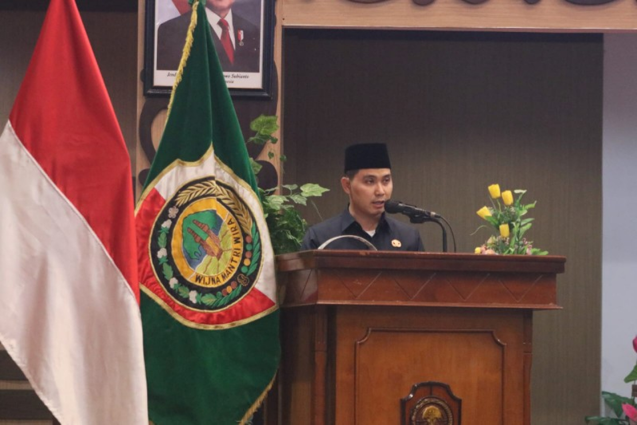 Bupati Mojokerto Muhammad Al Barra saat memberikan sambutan dalam sidang paripurna DPRD Kabupaten Mojokerto. (ist)