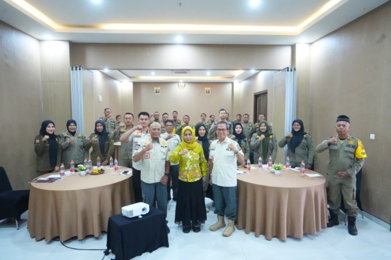 Wali Kota Mojokerto Ika Puspitasari didampingi Plt Kepala Satpol PP Abdul Rachman Tuwo. (ist)