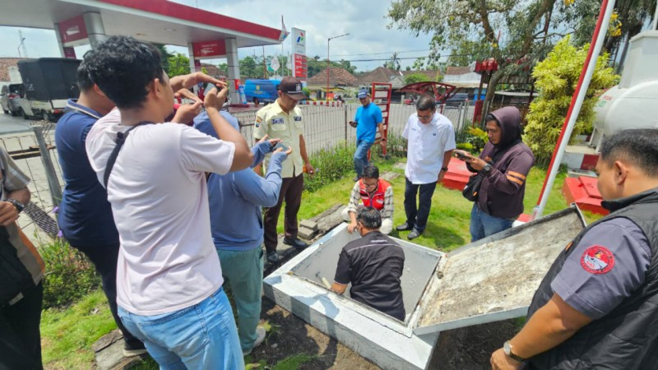 Polres Blitar bersama instansi terkait melaksanakan kegiatan pengecekan atau inspeksi mendadak (sidak) di sejumlah Stasiun Pengisian Bahan Bakar Umum (SPBU) di wilayah hukum Polres Blitar.(ist)