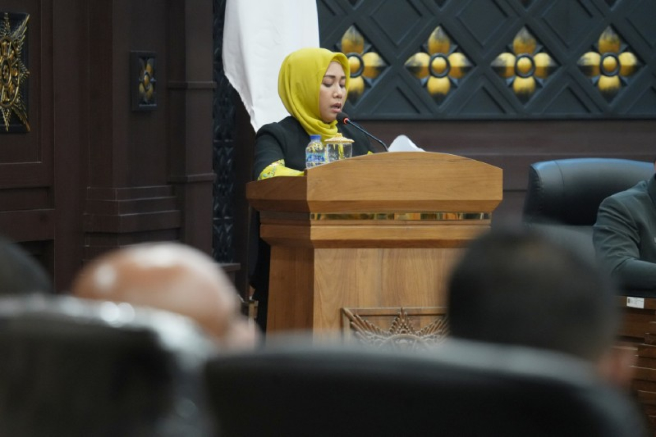 Wali Kota Mojokerto Ika Puspitasari dalam sidang paripurna DPRD Kota Mojokerto. (ist)