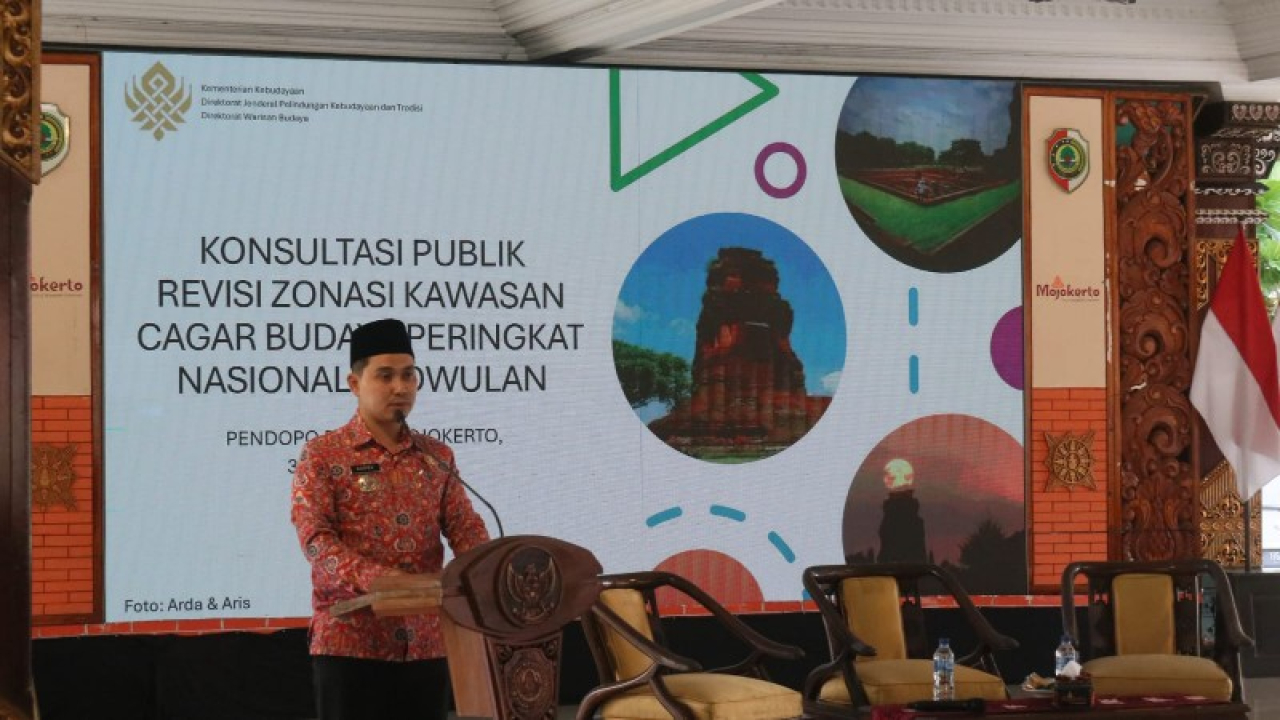 Bupati Mojokerto Muhammad Al Barra saat memberikan sambutan pada konsultasi publik terkait zonasi kawasan cagar budaya nasional Trowulan. (ist)