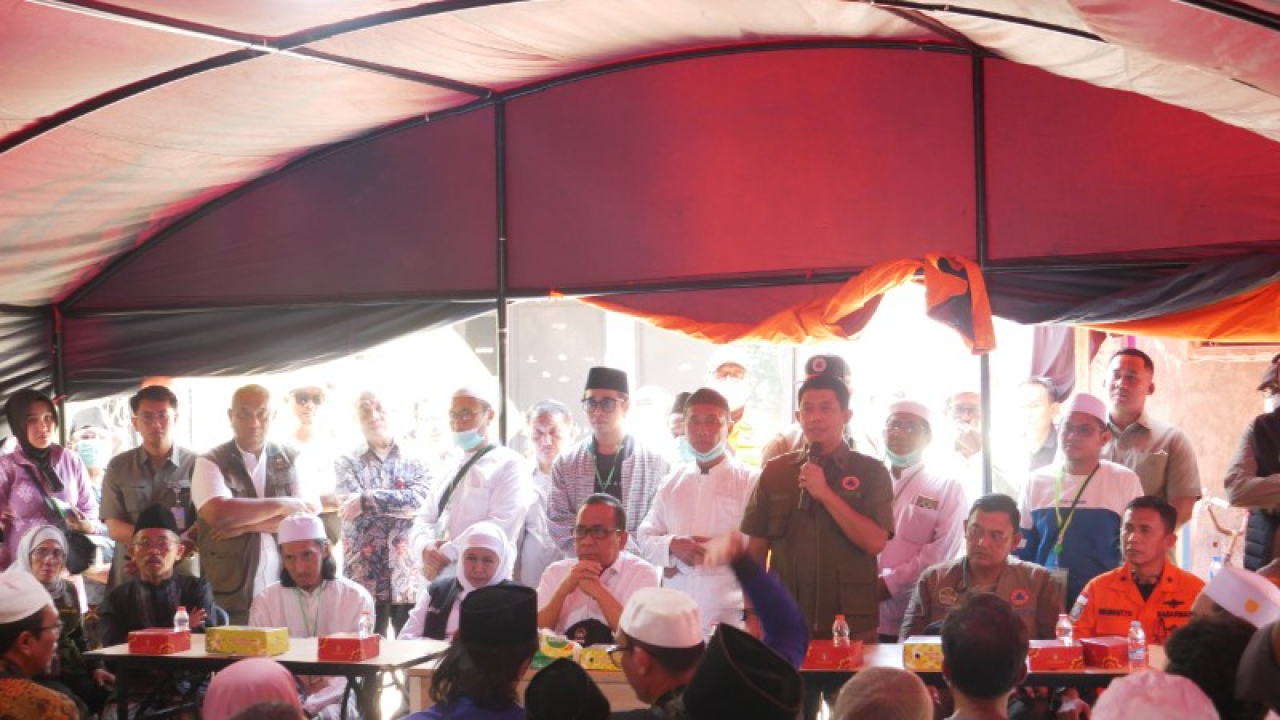 Gubernur Khofifah saat memantau proses evakuasi korban reruntuhan. (Ist)