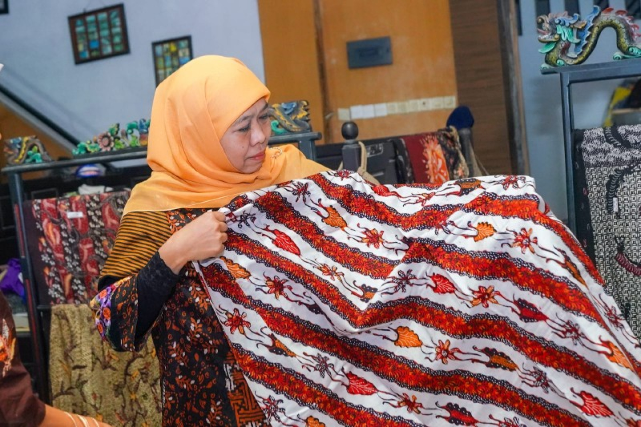 Gubernur Jawa Timur Khofifah Indar Parawansa mengajak generasi muda untuk ikut menjadikan batik sebagai simbol gaya hidup berbudaya. (Ist)