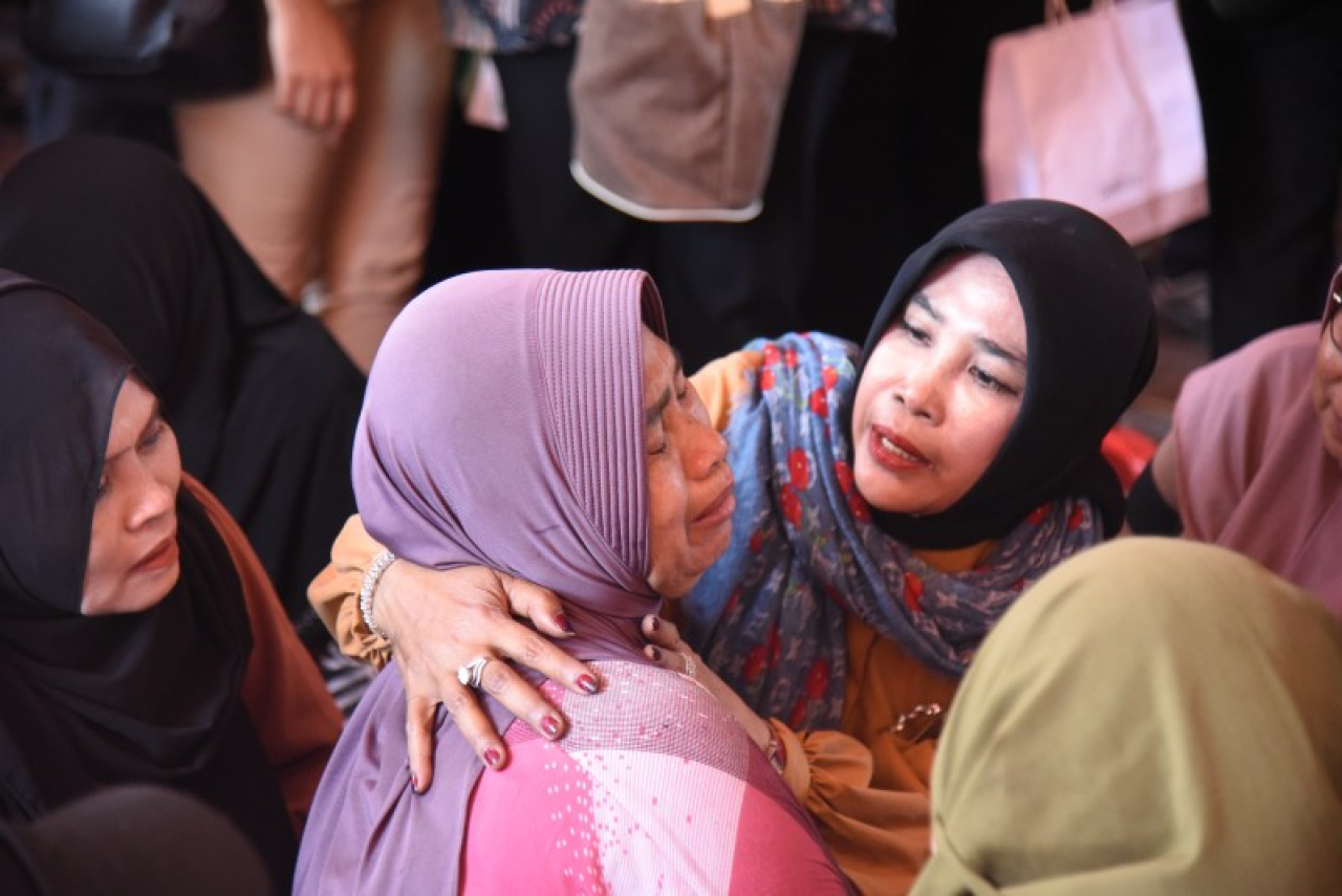 Wakil Bupati Sidoarjo, Mimik Idayana berusaha menenangkan wali santri korban reruntuhan pembangunan mushola Ponpes Al Khoziny Buduran Sidoarjo. (Ist)