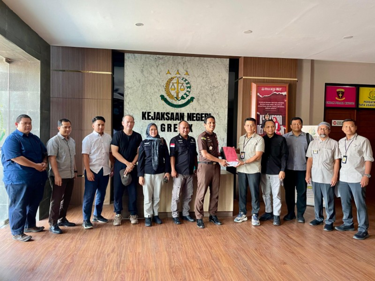 Tim Penyidik Pegawai Negeri Sipil (PPNS) yang dipimpin Paduanta Hutahayan menyerahkan tanggung jawab atas tersangka dan barang bukti (Penyerahan Tahap II) kepada Kejaksaan Negeri Gresik yang diterima Kasi Pidsus Alifin N. Wanda. (Ist)