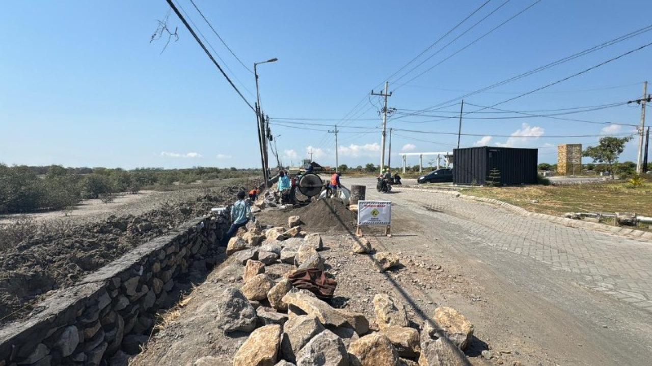 Para pekerja proyek saat ini sedang mengerjakan penahan beton di Desa Kalanganyar Sedati Sidoarjo. (Ist)