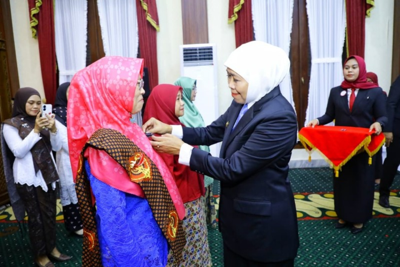 Sematkan Satyalancana Karya Satya kepada 982 ASN, Khofifah:  Integritas Jadi Fondasi Jatim Tangguh Terus Bertumbuh