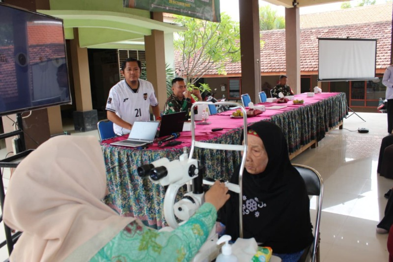 Petugas kesehatan saat memeriksa mata pasien lansia. (Ist)