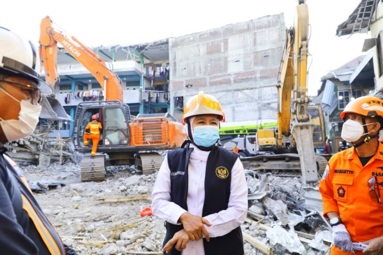 Gubernur Khofifah besansa Menteri PU dan Kepala Basarnas saat meninjau proses evakuasi musibah Ponpes Al Khoziny Buduran Sidoarjo. (Ist)