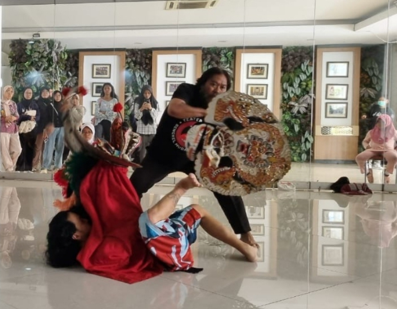 Penampilan teater Bengkel Muda Surabaya "Hikayat Anak yang Sombong" di gedung Balai Pemuda Surabaya. (Ist)