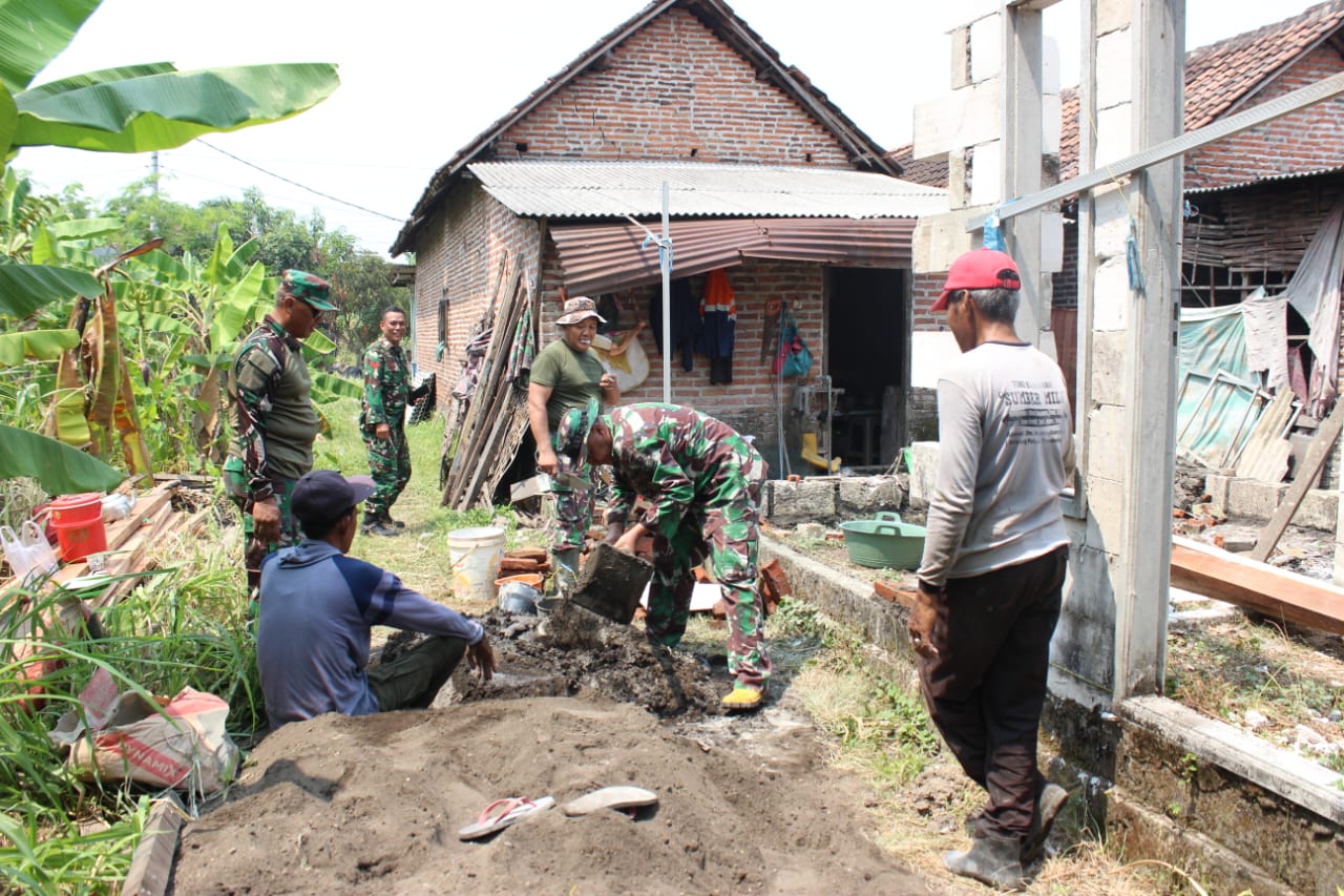 Satgas TMMD bersama warga Desa Kedondong, Kecamatan Tulangan, Kabupaten Sidoarjo, melaksanakan pembangunan rumah bagi dua warga penerima bantuan Rumah Tidak Layak Huni (RTLH). (Ist(