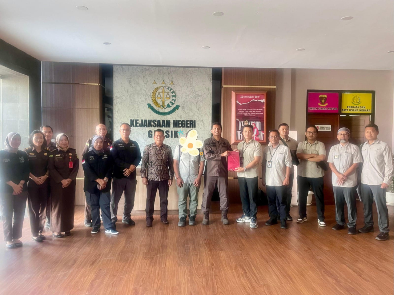 Tim Penyidik Kanwil DJP Jatim II yang diketuai Paduanta Hutahayan menyerahkan tersangka dan BB (Penyerahan Tahap II) kepada Kejaksaan Negeri Gresik yang diterima oleh Kasi Pidsus Kejari Gresik Alifin Nurahmana Wanda. (Ist)