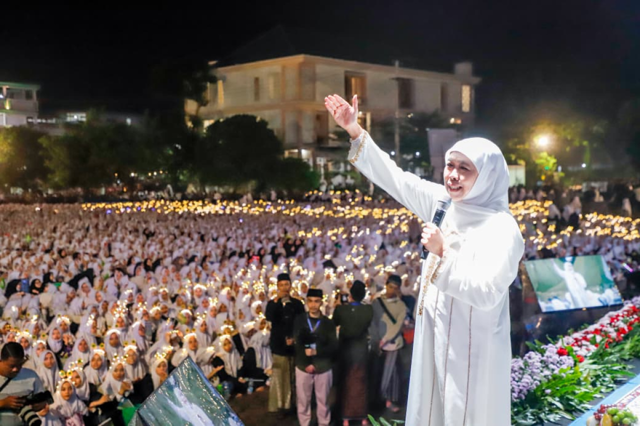 Gubernur Khofifah bersama puluhan ribuan santri dan jamaah larut dalam khidmatnya dzikir dan do'a, serta sakralnya lantunan sholawat. (Ist)