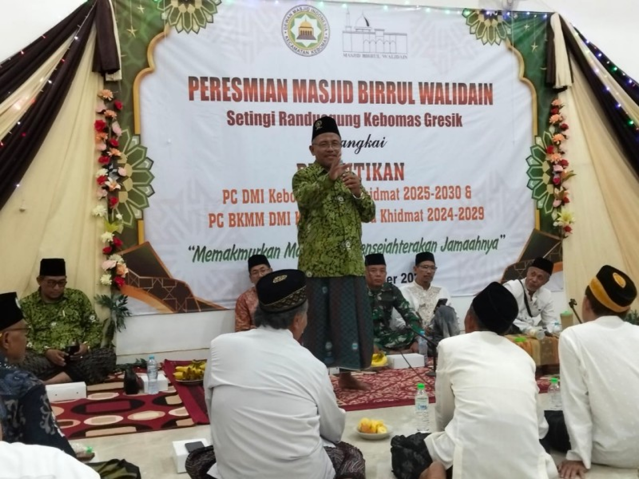 Ketua DMI Kabupaten Gresik memberikan pengarahan saat pelantikan DMI Kecamatan Kebomas. (ist)