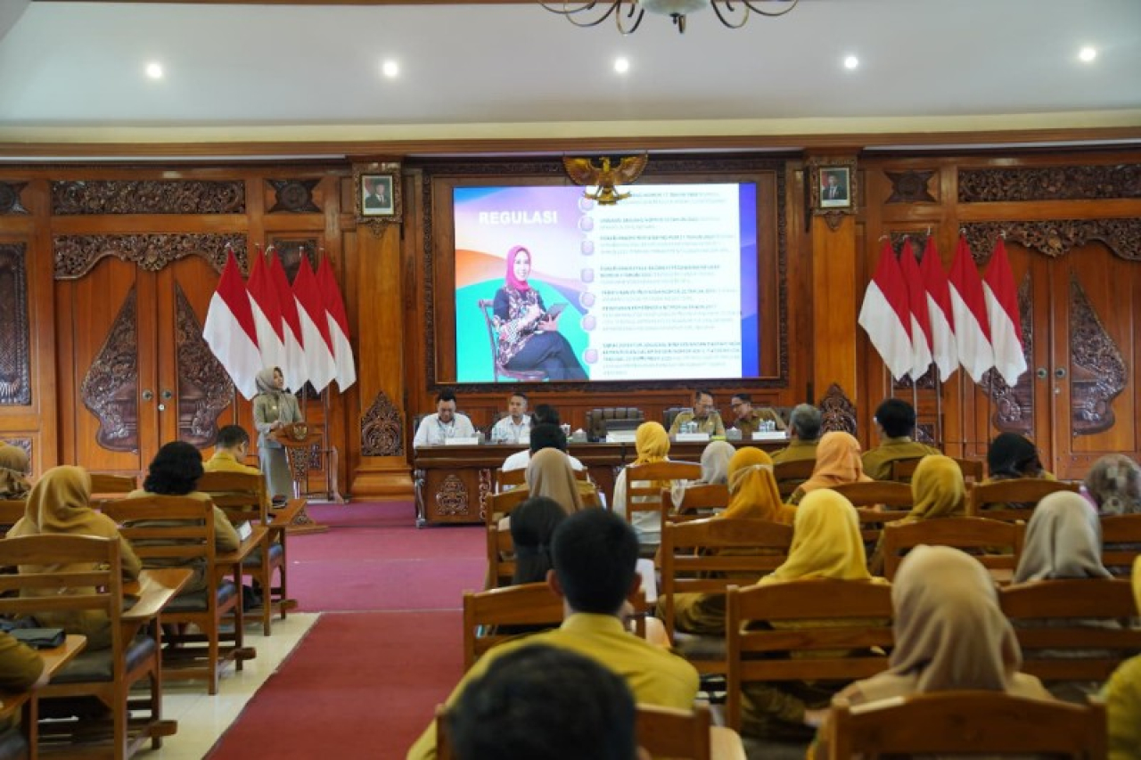 Wali Kota Mojokerto Ika Puspitasari saat memberikan sambutan pada sosialisasi hari tua oleh Taspen. (ist)