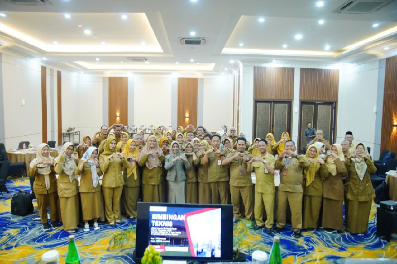 Wali Kota Ning Ita foto bersama ASN peserta bimtek DIS Versi 3.0 (ist)