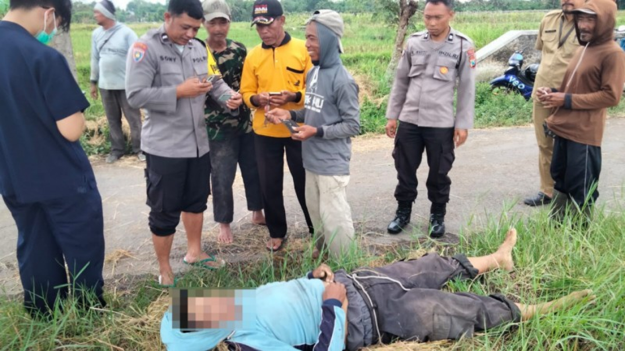 Korban diketahui berinisial T (62), warga Desa Rejoso, Kecamatan Binangun sedang dievakuasi petugas kepolisian. (ist)