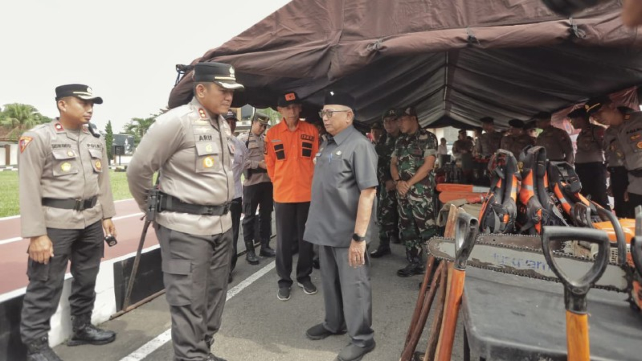 Kapolres Blitar bersama Bupati Blitar seusai Pimpin Apel Kesiapsiagaan Tanggap Darurat Bencana. (ist)