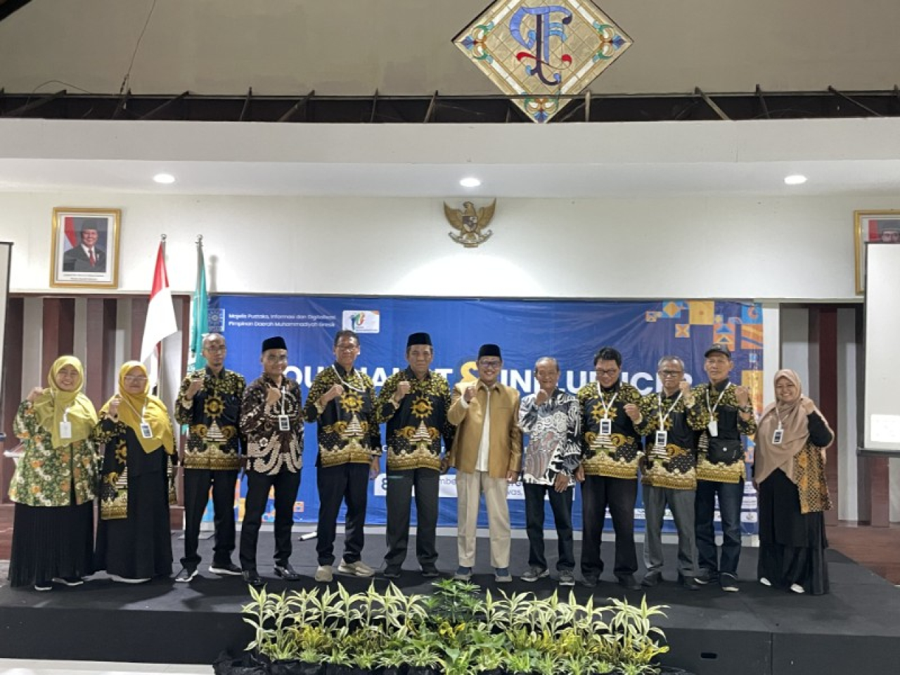 Jajaran pengurus dan pemateri pada peserta journalist & influencer. (ist)