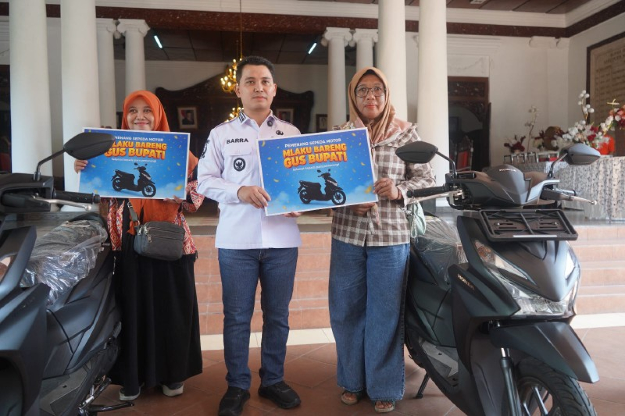Bupati Mojokerto Gus Barra foto bersama kedua pemenang hadiah motor. (ist)