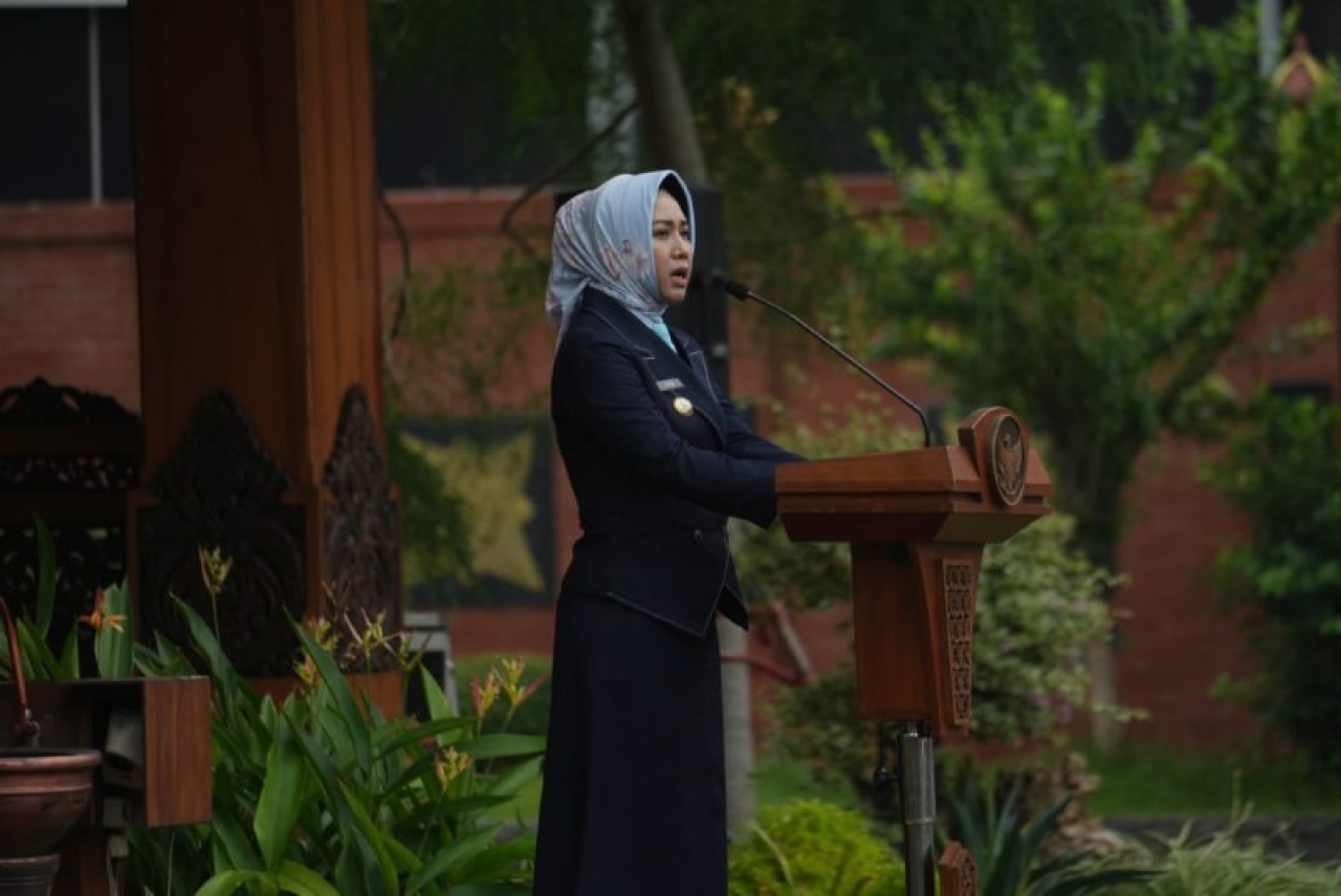 Wali Kota Mojokerto Ning Ita saat menjadi inspektur upacara Hari Pahlawan 2025. (ist)