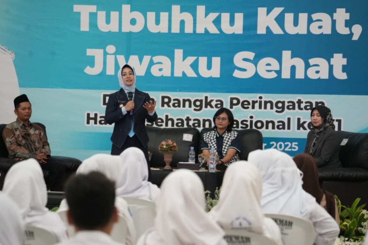 Ning Ita menyemangati para pelajar agar memiliki SDM berkualitas dan unggul. (ist)