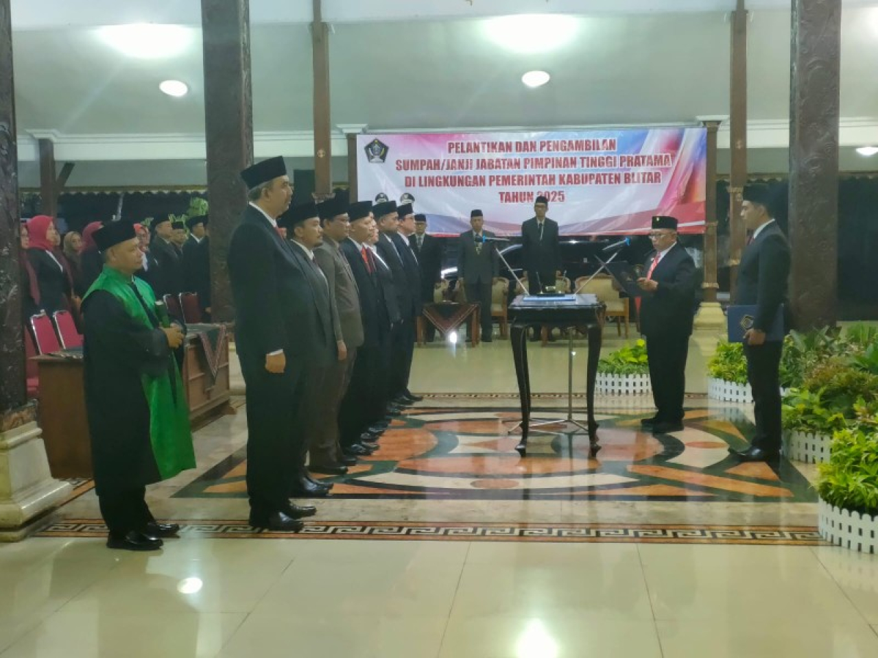 Bupati Blitar Rijanto lantik dan ambil sumpah jabatan 8 pejabat Tinggi PratamaPendopo Ronggo Hadinegoro, Kota Blitar, Kamis (13/11/2025).. (ist)
