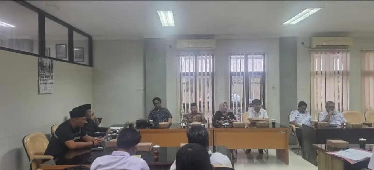 Komisi III DPRD Kabupaten Blitar saat audiensi antara warga Desa Krisik, Kec. Gandusari, dengan BPN dan Dinas Perumahan dan Permukiman (Perkim) Kabupaten Blitar. (ist)