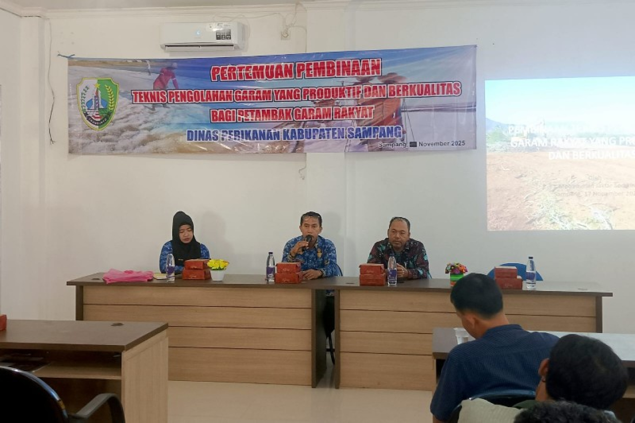 Petambak garam di Sampang mengikuti pembinaan teknis pengolahan garam yang produktif dan berkualitas di Aula Dinas Perikanan Sampang, Senin (17/11/2025).(isy)