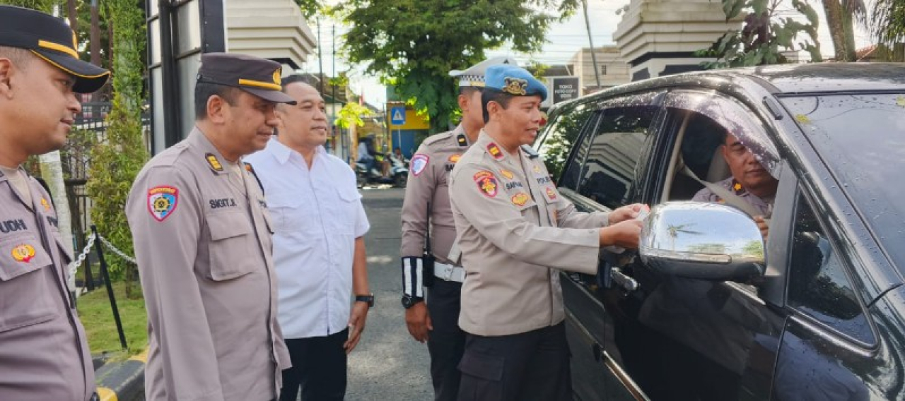 Propam Polres Malang Saat Cek Kelengkapan Personil dan ASN. (ist)