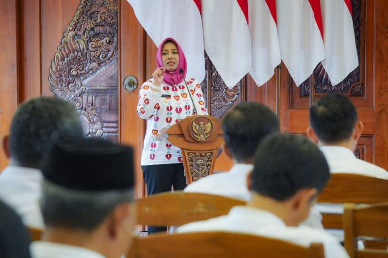 Wali Kota Mojokerto Ika Puspitasari saat monev aplikasi Srikandi di Sabha Mandala Madya. (ist)