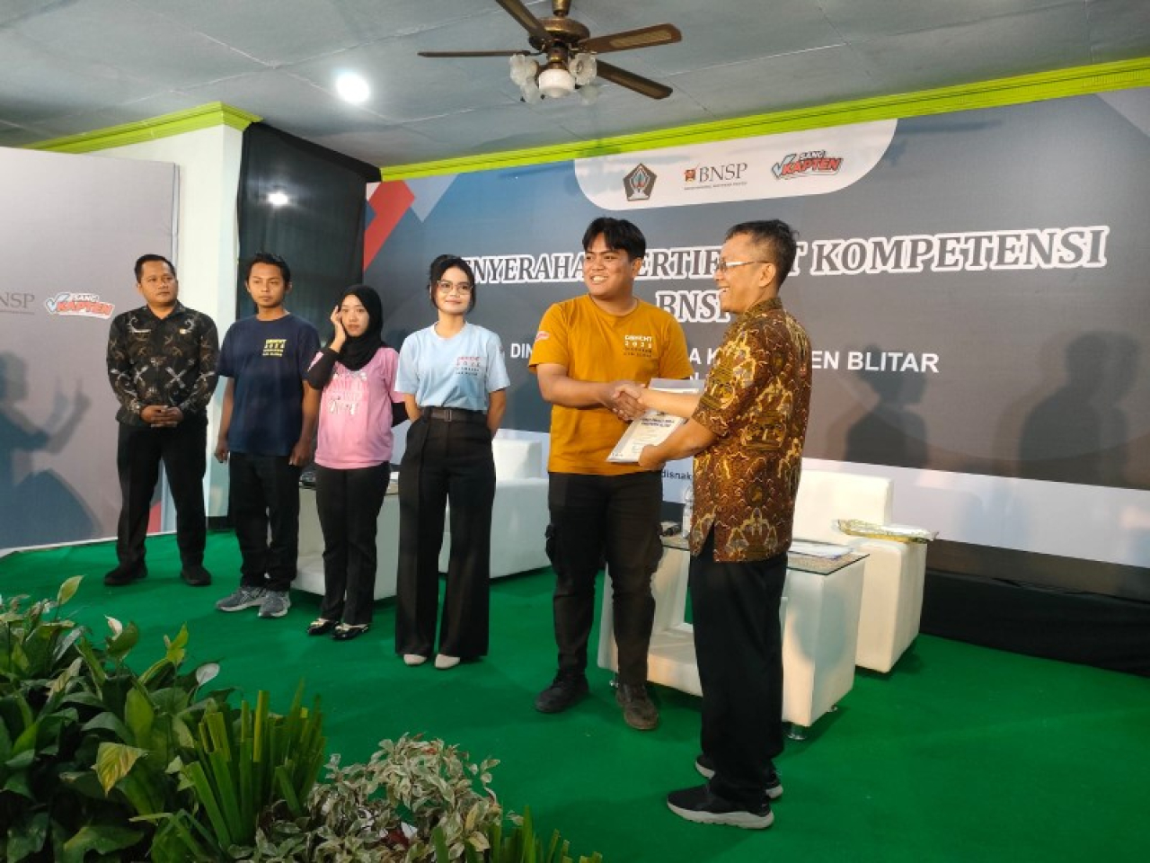 Depnaker Kab Blitar Serahkan Sertifikat BNSP: Pencari Kerja Muda Siap Terjun di Dunia Nyata. (ist)