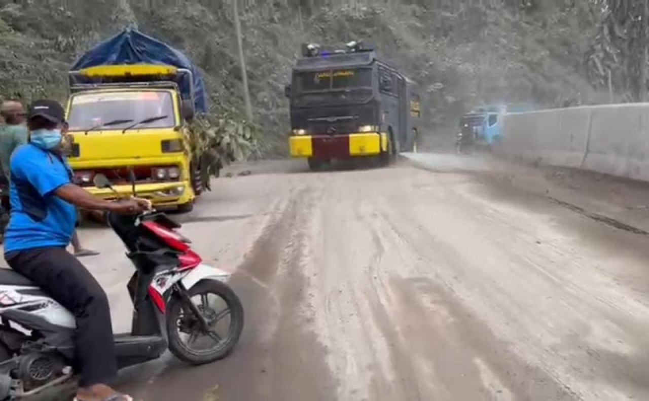 Polres Lumajang Bersihkan Sisa Lumpur APG Semeru. (ist)