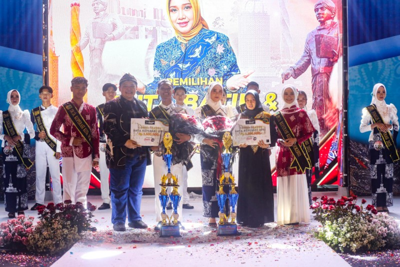 Cak Sandi foto bersama dengan para pemenang Duta Koperasi di Mojo Festival 2025. (ist)