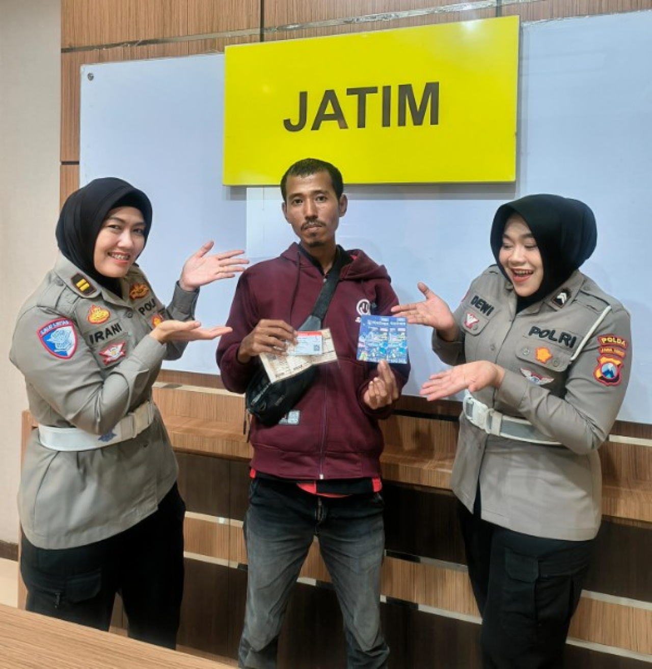 Margi Saeni warga Tandes Kidul beruntung mendapatkan reward dari tim Polda Jatim tertib berkendara. (ist)