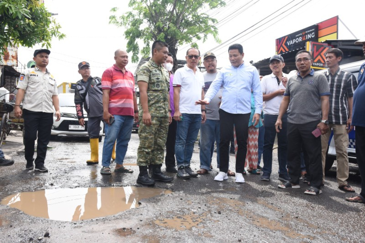 Sidak Jalan Rusak di Bluru Kidul, Bupati Subandi Pastikan Betonisasi 1,6 Km Usai Lebaran 2026