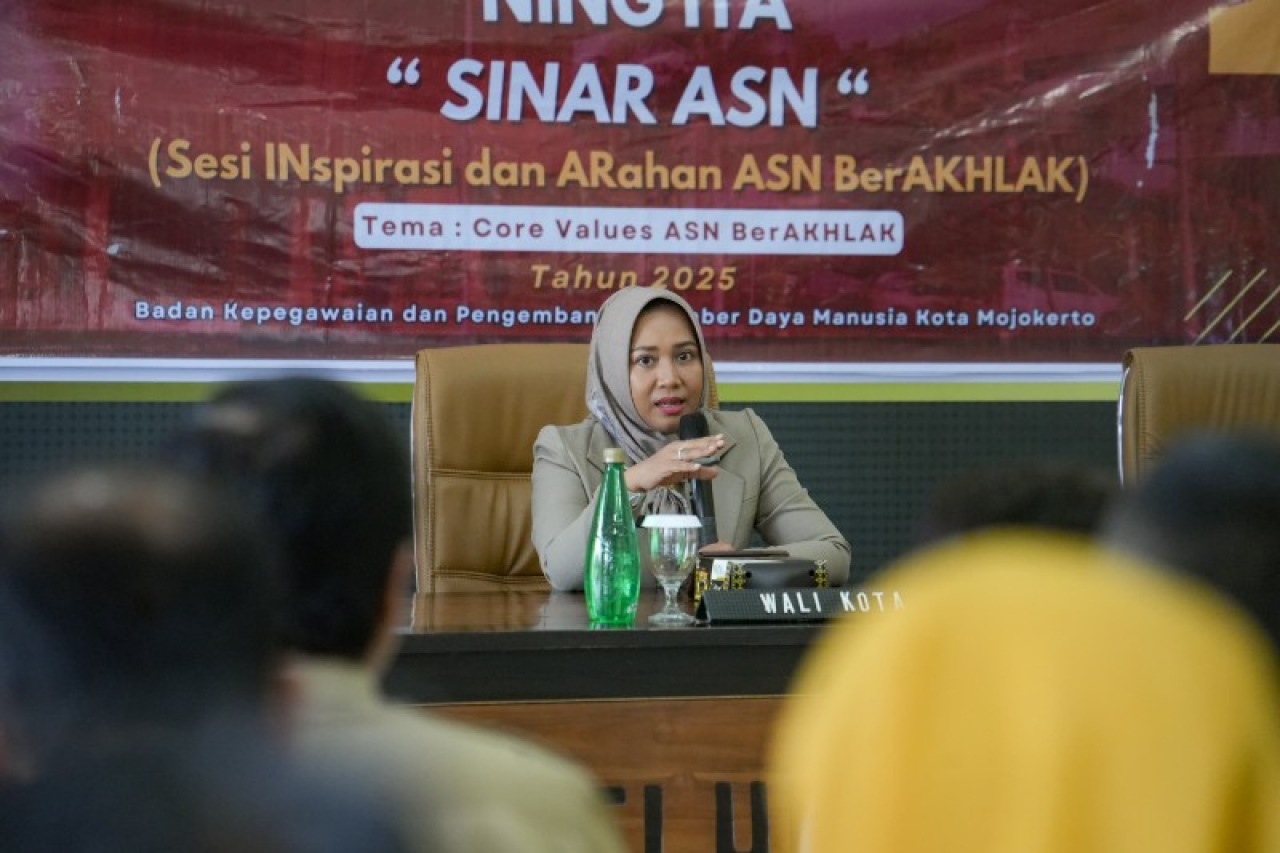 Wali Kota Mojokerto Ika Puspitasari saat memberikan arahannya kepada ASN. (ist)
