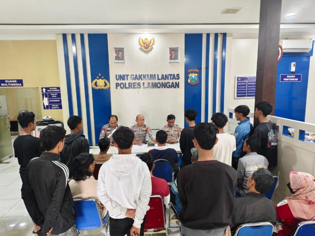 Para remaja pelaku balap liar yang terjaring dalam Operasi Semeru Polres Lamongan. (ist)