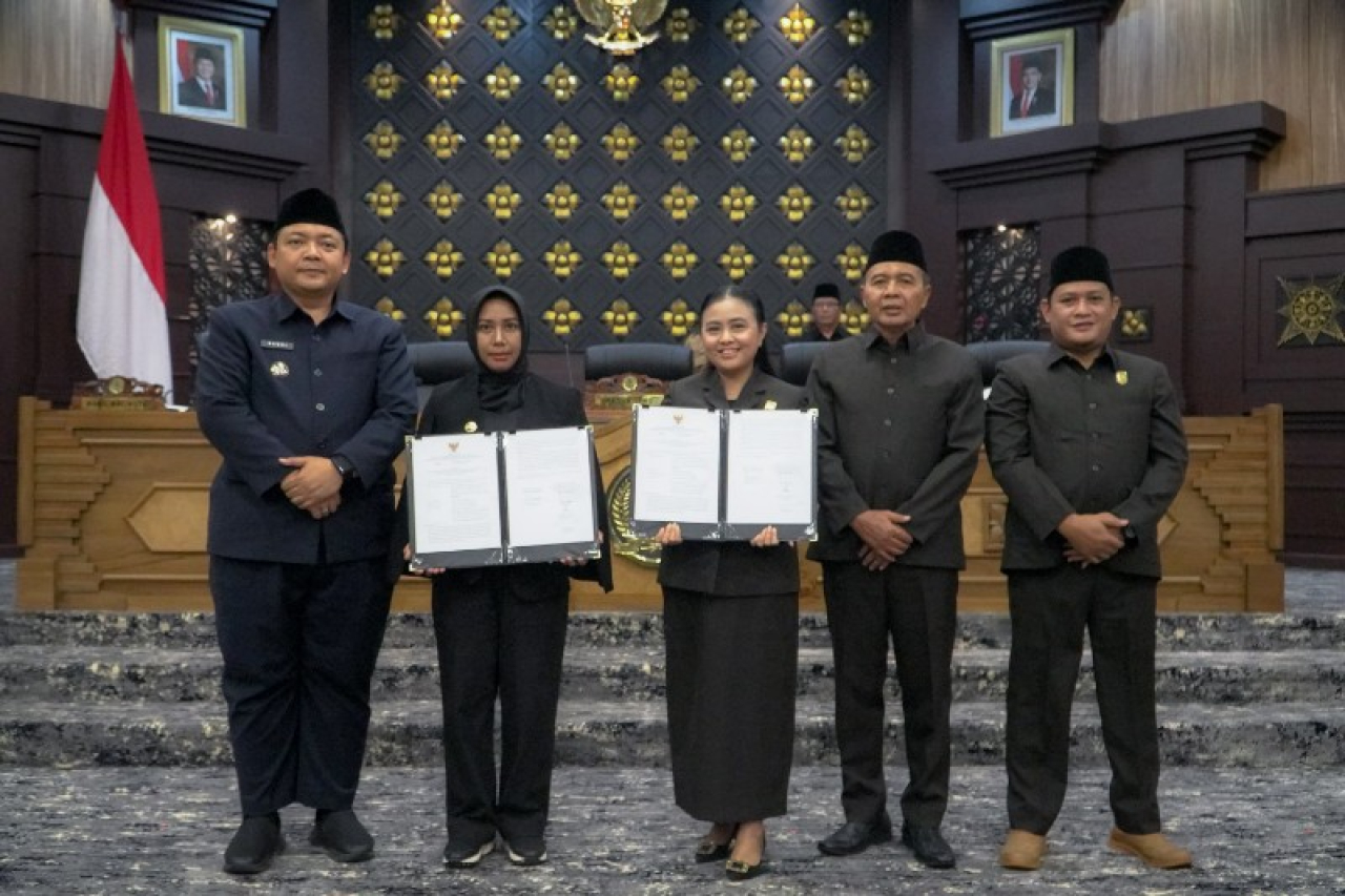 Wali Kota Mojokerto IkaPuspitasari bersama Ketua DPRD Kota Mojokerto Ery Purwanti menunjukkan Perda APBD 2026. (ist)