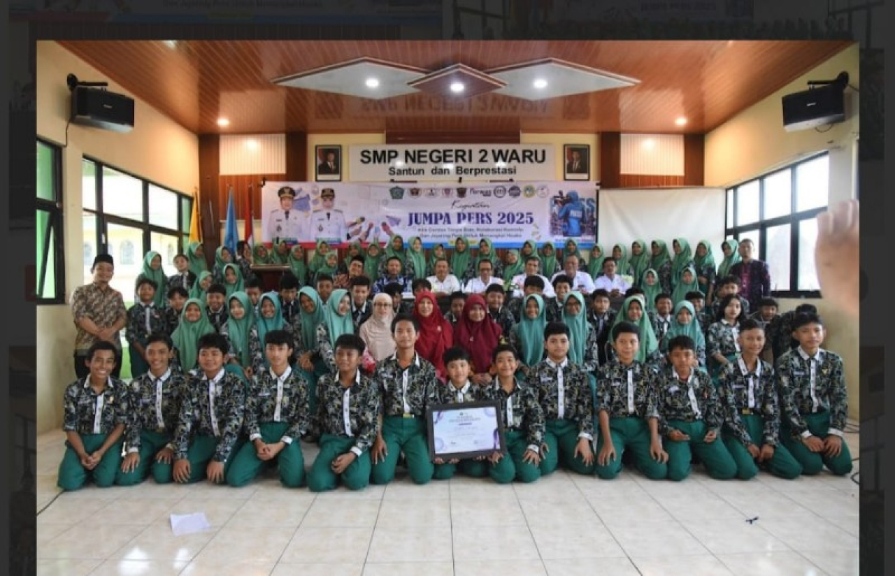 Foto bersama para siswa SMPN 2 Waru bersama Diskominfo Sidoarjo dan DPD SWI Sidoarjo.(Ist)