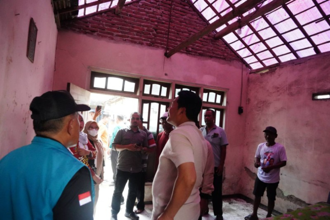 Bupati Sidoarjo Subandi Segera Perbaiki Tiga Rumah Warga Tarik Terkena Puting Beliung